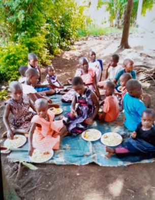 Från 2022 - Nödhjälp från FABWS till de hungriga barnen som bodde hos Agnes i skolan.