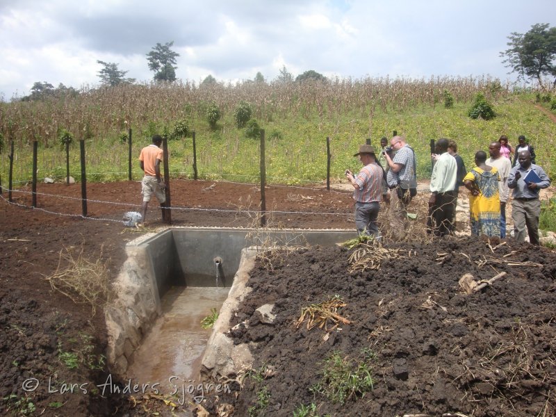 2012 - Invigning av en av FABWS två täckta brunnar i Bubulo tillsammans med FABWS-Åmål